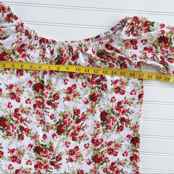 Floral off the shoulder Top Size Medium - Picture 9 of 9